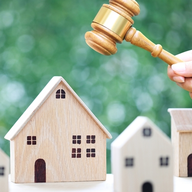 How 'auction fever' is fuelling bidding wars on homes and Starmer's woes!