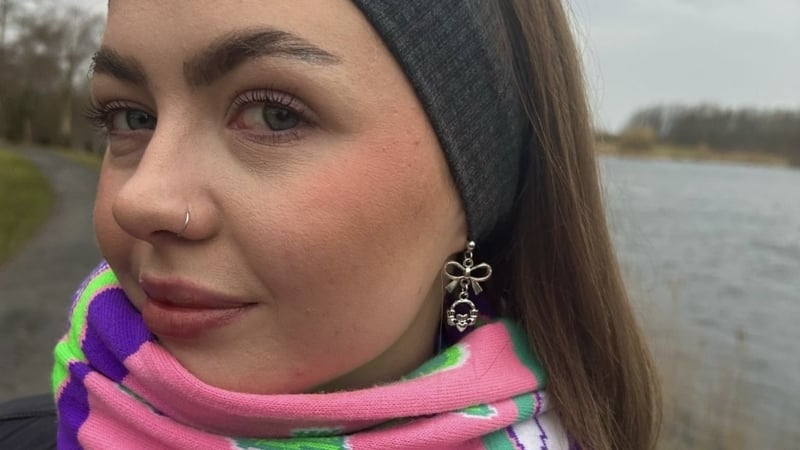 Sadhbh Ní Loingsigh, ón gcomhlacht Seodra Beaga.