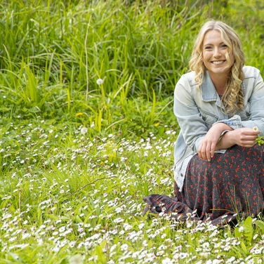 Aedín Ní Thiarnaigh, Láithreoir clár teilifíse "Réabhlóid ar Chúl an Tí".