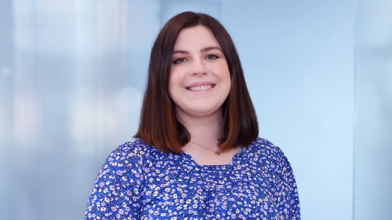 Áine Ní Bhreisleáin saineolaí na leabhair.