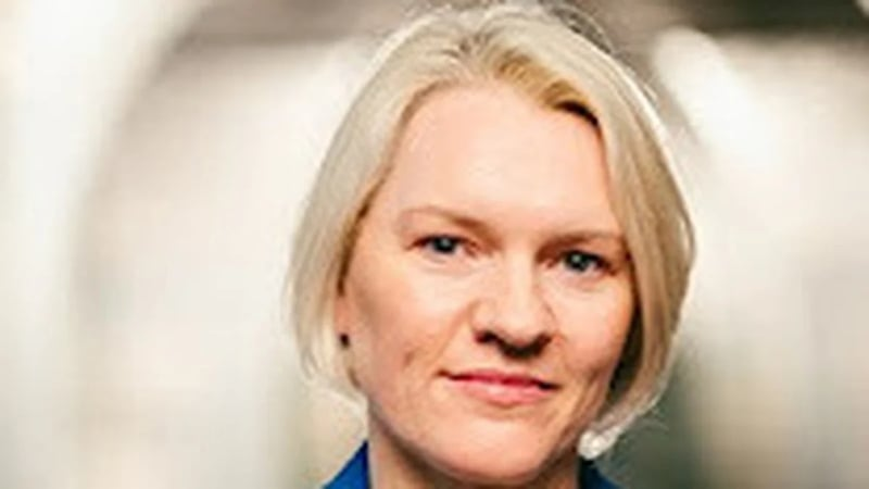 Mairéad Ní Mhaoilchiaráín ó sheomra na Nuachta.