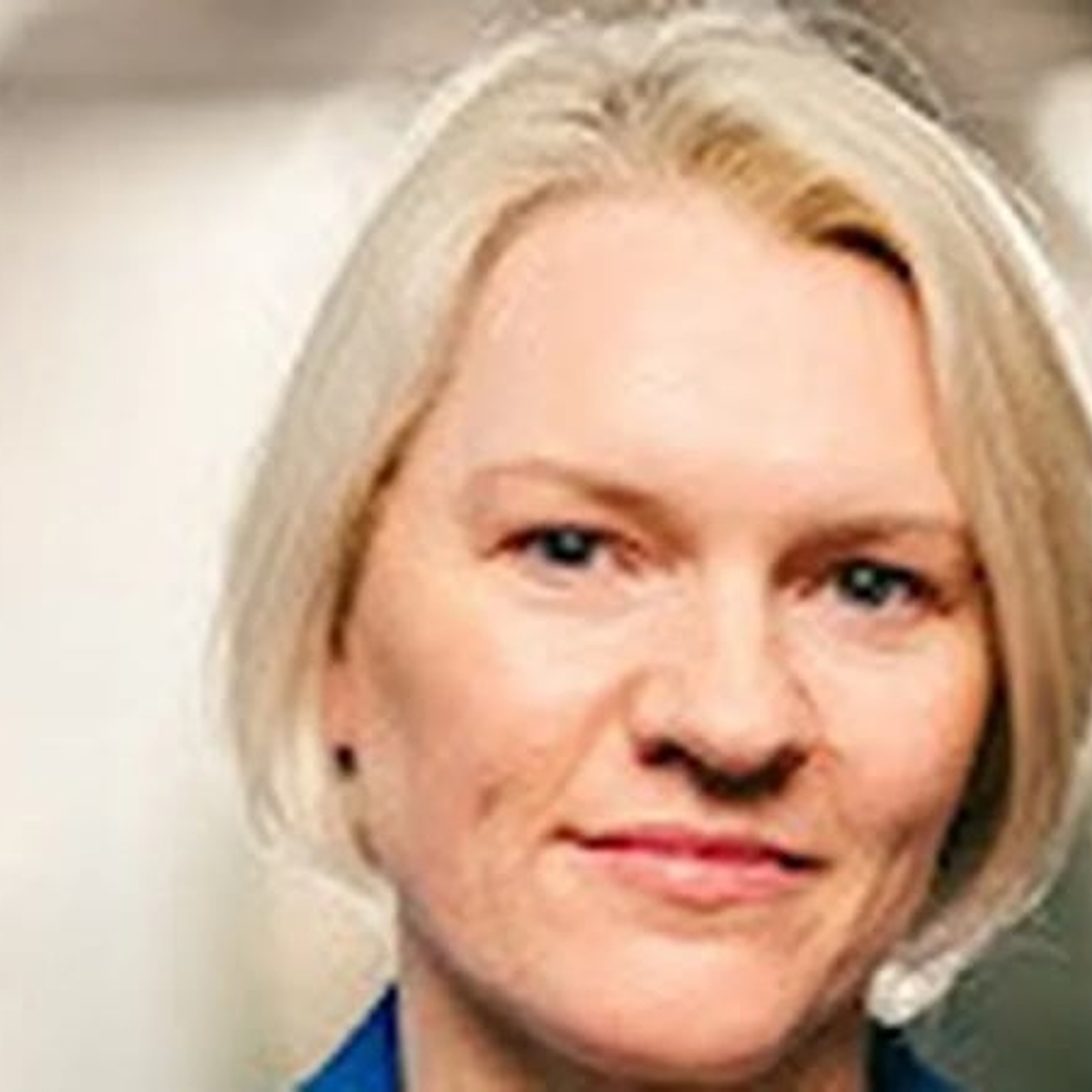 Mairéad Ní Mhaoilchiaráín ó sheomra na Nuachta. Mairéad Ní Mhaoilchiaráín ó sheomra na Nuachta.