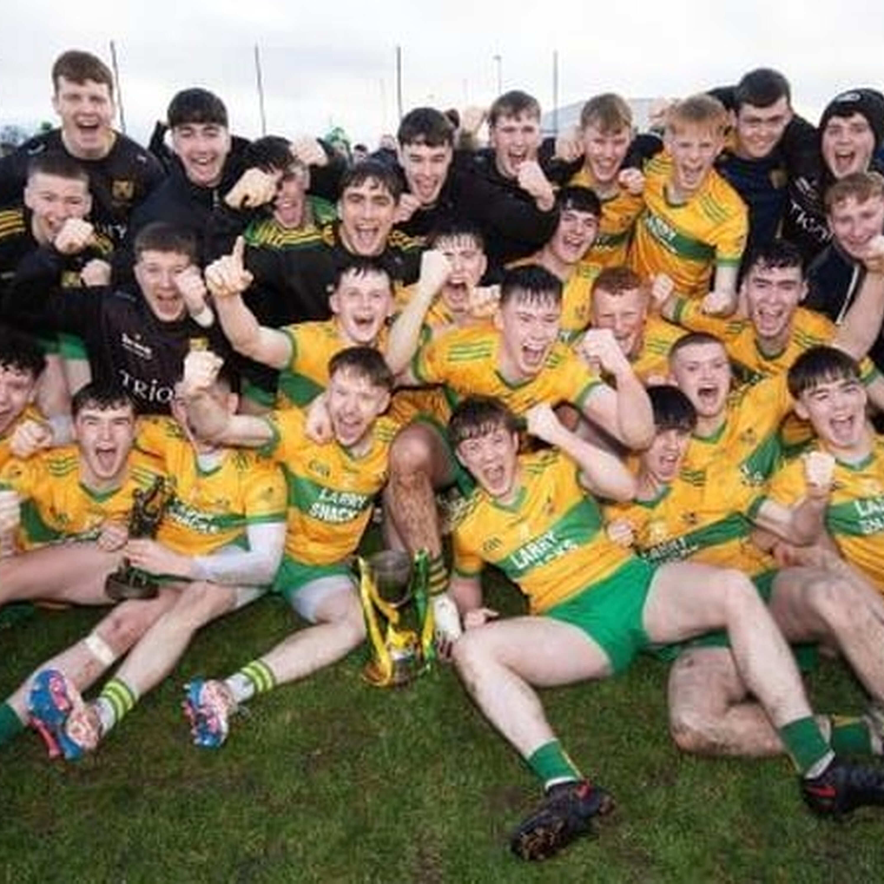 Owenie Mac Gairbheith, Tráchtaire Spóirt agus Johnny Mac Gonagail, Imreoir Faoi 21 le hArd a'Rátha. Owenie Mac Gairbheith, Tráchtaire Spóirt agus Johnny Mac Gonagail, Imreoir Faoi 21 le hArd a'Rátha.