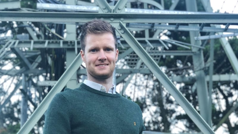 Damien Ó Dónaill, Clár Reachtaire le RTÉ Raidió na Gaeltachta.