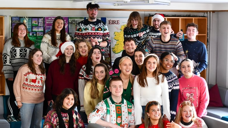 Mic léinn ó Acadamh na hOllscolaíochta Gaeilge.