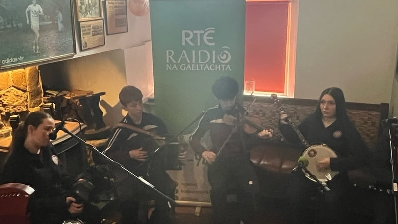 Mary Ní Dheagh, Caoimhe Ní Chonaire Ní Néill, JJ Ó Riain, Domhnall Ó Gealbháin, Ruadhán Ó hAilín, Déithín Ní Ghealbháin