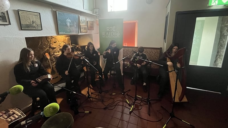 Caoimhe Ní Chonaire Ní Néill, Liam Óg Ó Deagh, Chloe Webster, Muireann Nic Craith, Déithín Ní Ghealbháin, Aisling Ní Dhroma