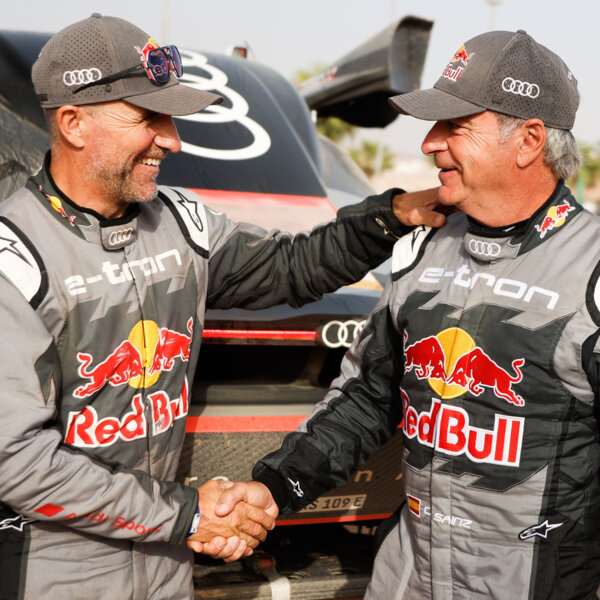 Imagen de Carlos Sainz y Lucas Cruz, protagonistas del rally más duro del mundo - Episodio 1