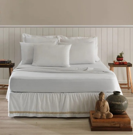Saia de cama - cama arrumada