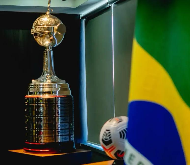 Flamengo embarca com sonhos para a Argentina e Palmeiras tem missão difícil em casa