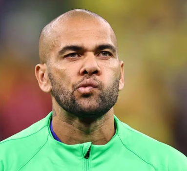 Daniel Alves paga fiança e deixa prisão na Espanha