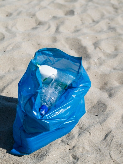 Saco plástico na praia