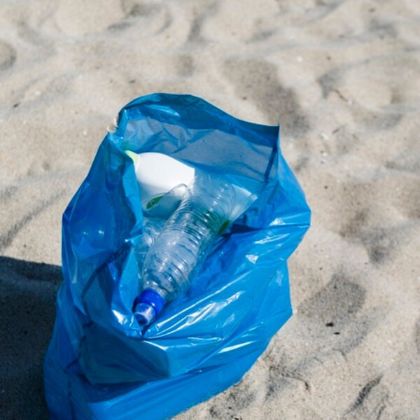 Saco plástico na praia