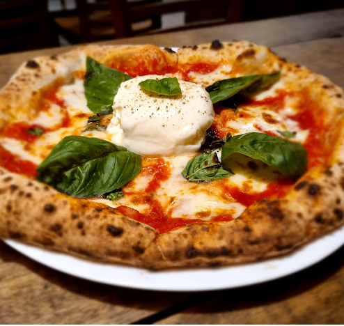 Confira a pizza napolitana do Artesanos Bakery
