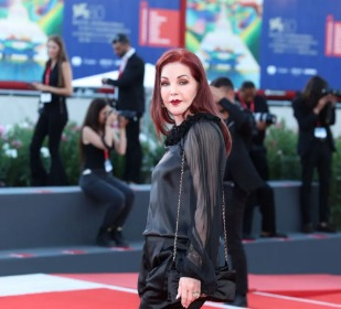 Festival de Veneza: filme de Priscilla Presley é muito aplaudido