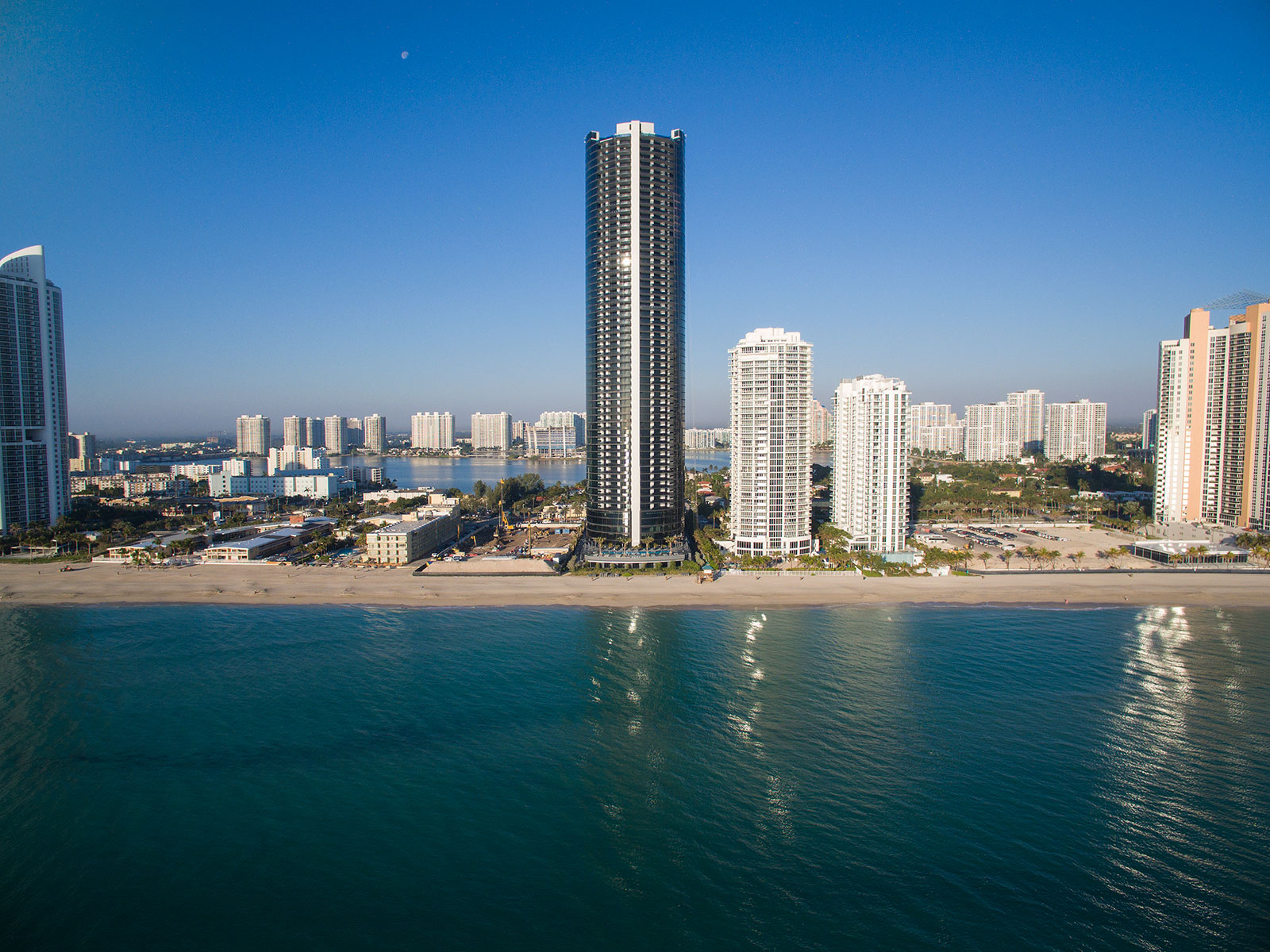 Confira as tendências dos imóveis assinados por grifes de luxo em Miami na entrevista com Heloisa Arazi, fundadora da AMG International Realty e corretora há mais de 20 anos nos Estados Unidos