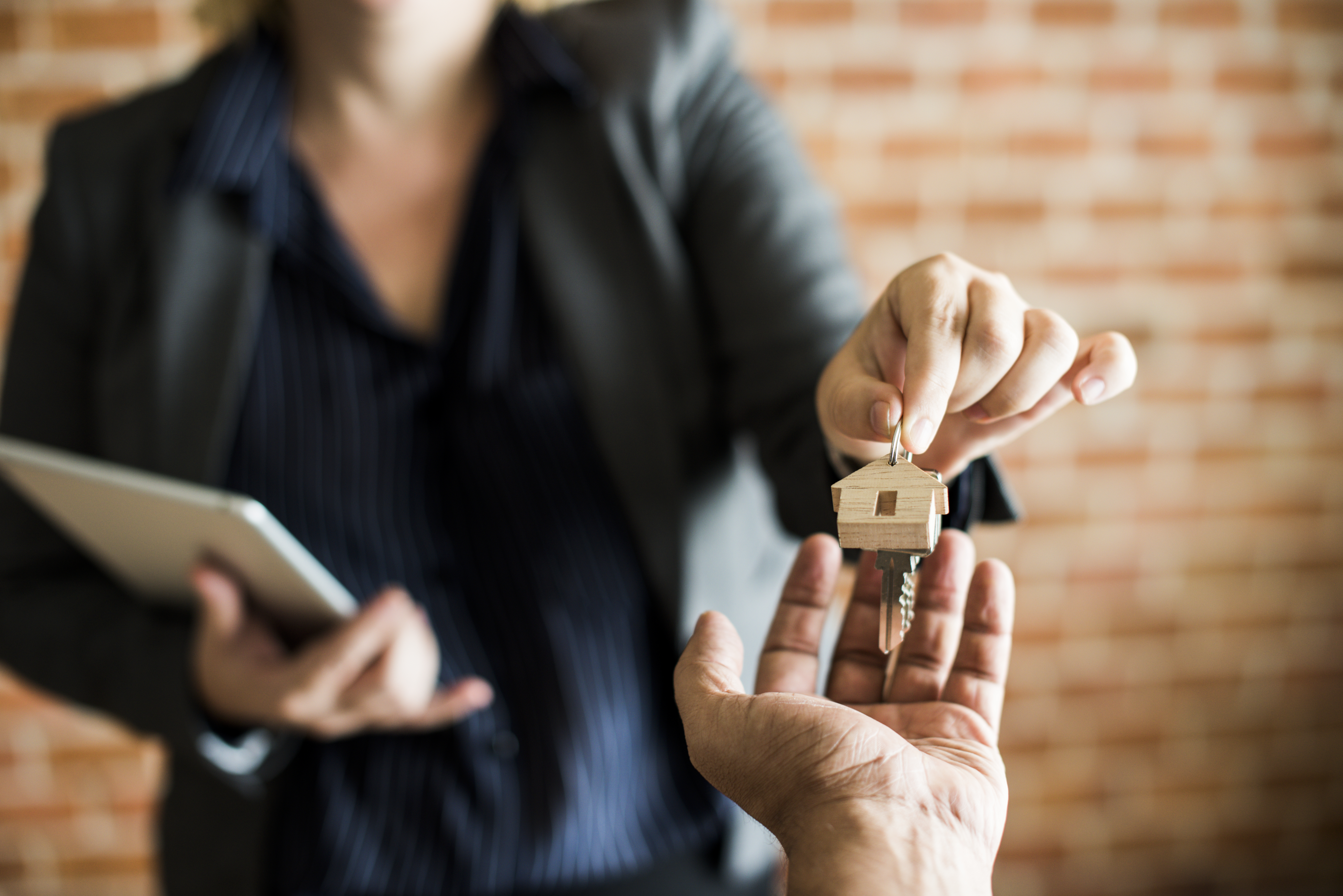O público feminino marca cada vez mais presença no mercado imobiliário, confira a trajetória de superação e dicas da corretora e fundadora da Sua Casa Digital, Raquel Lacerda.