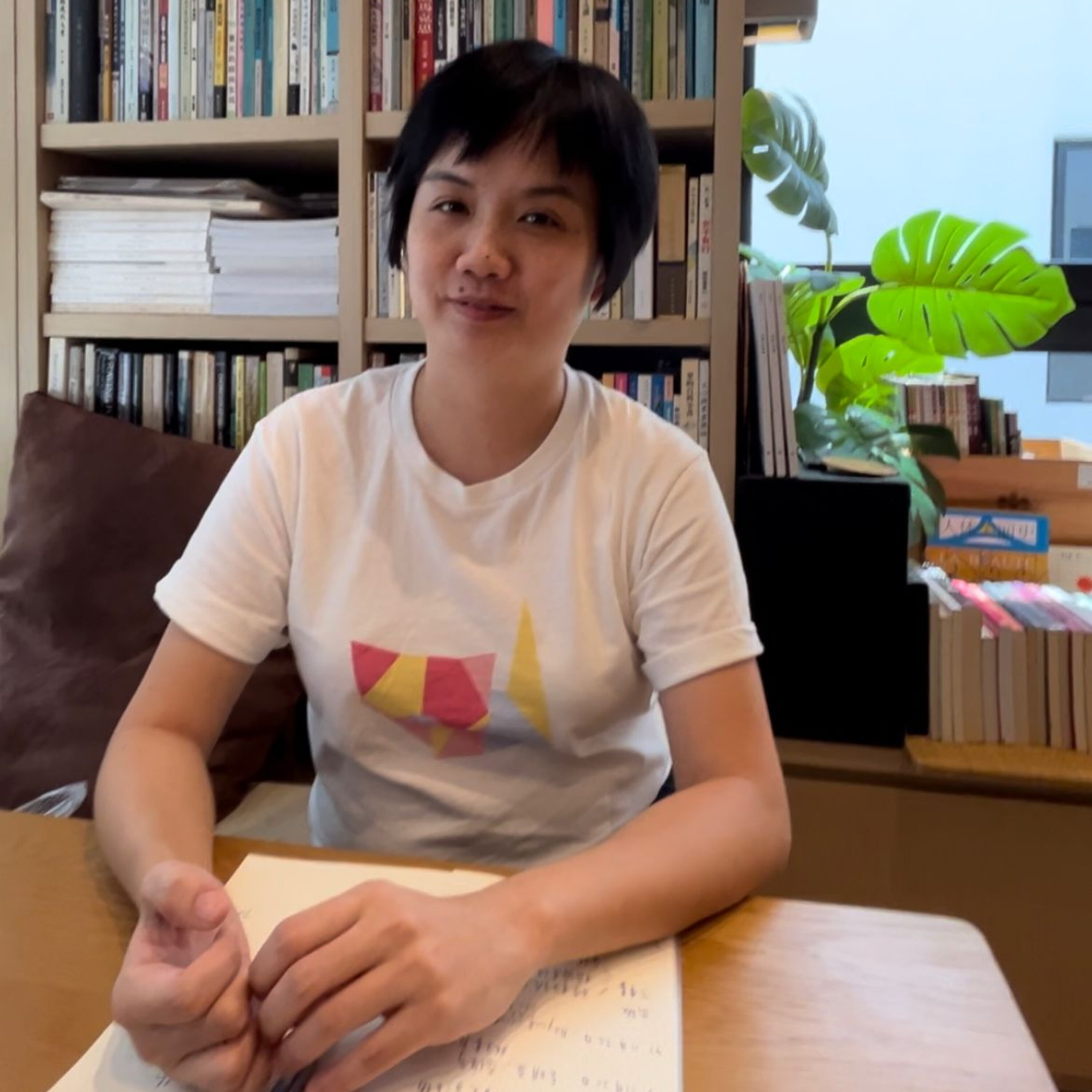 S3E14: 清迈独立书店带给她什么惊喜?和当地书店业者交流又有哪些收获?在一个晴朗的早上,和城市书房负责人婉菁聊天