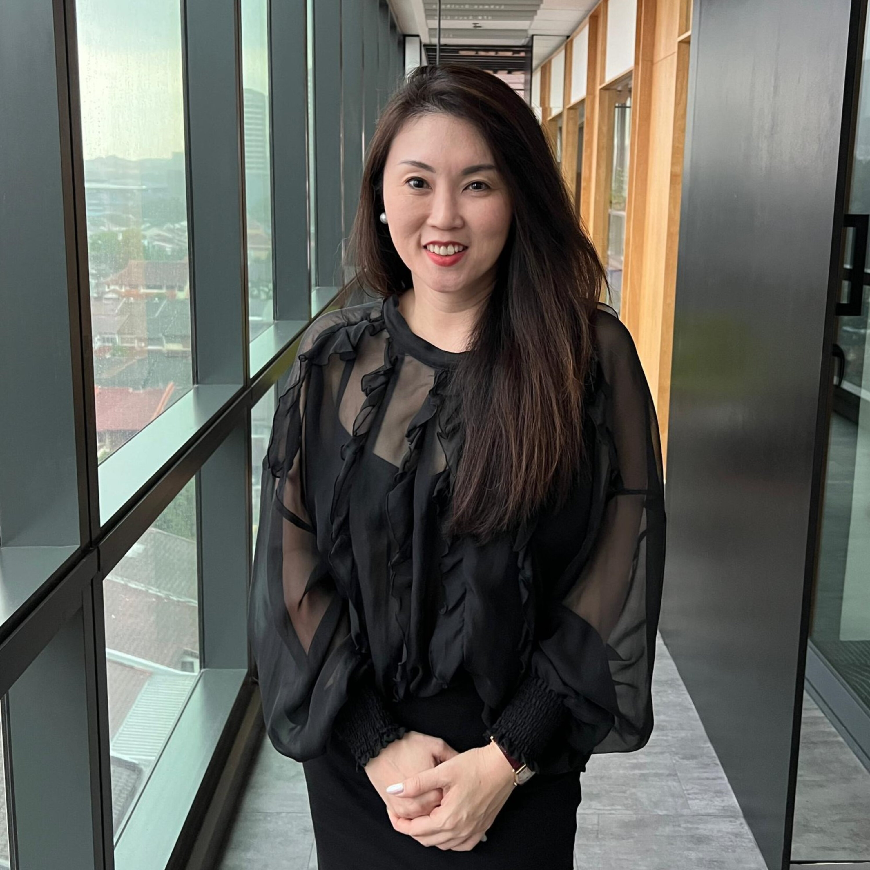 烤问飞达控股| CEO 吴柯妮:从上市到全球市场的征途