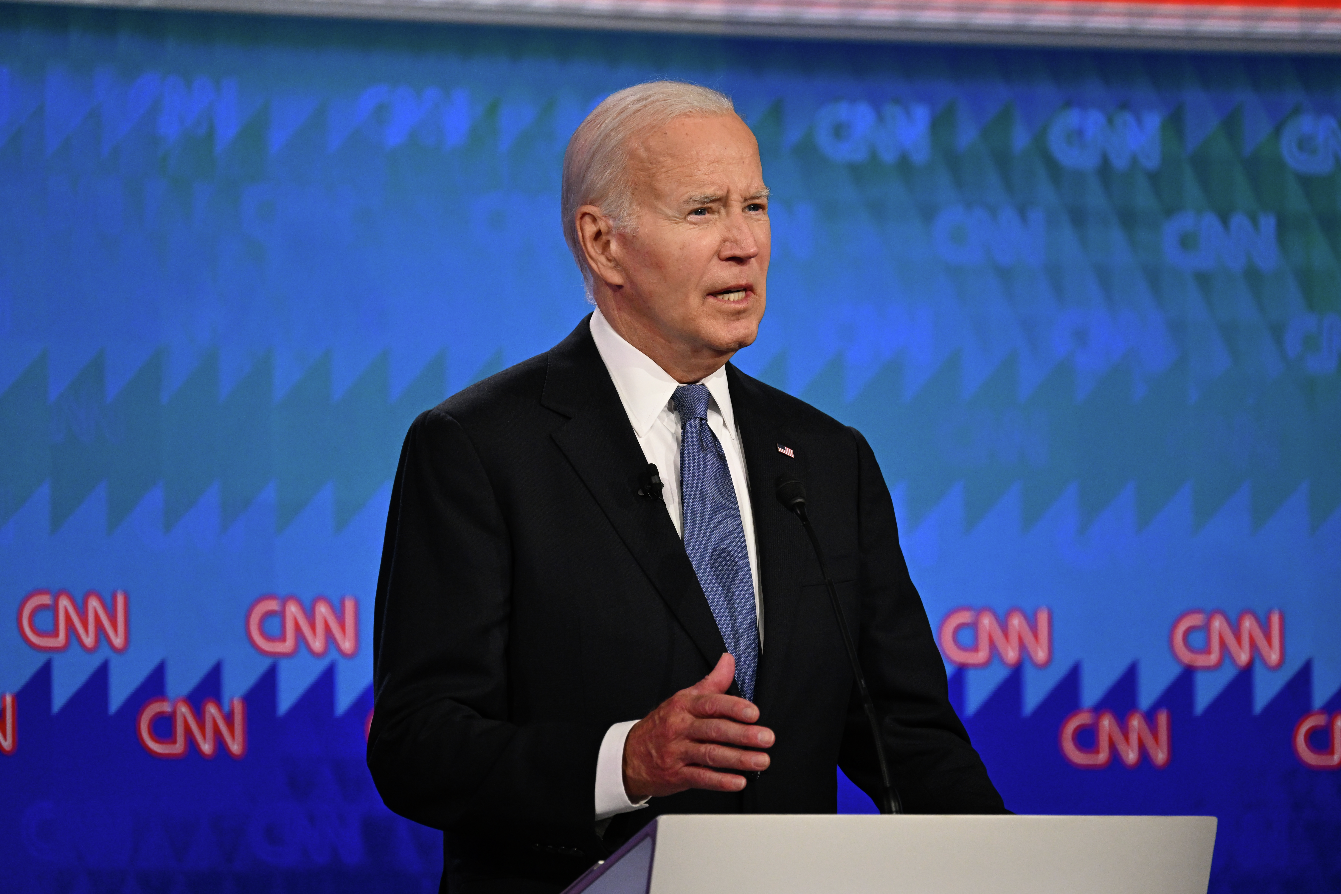 美国现任总统拜登竟输给前总统川普？