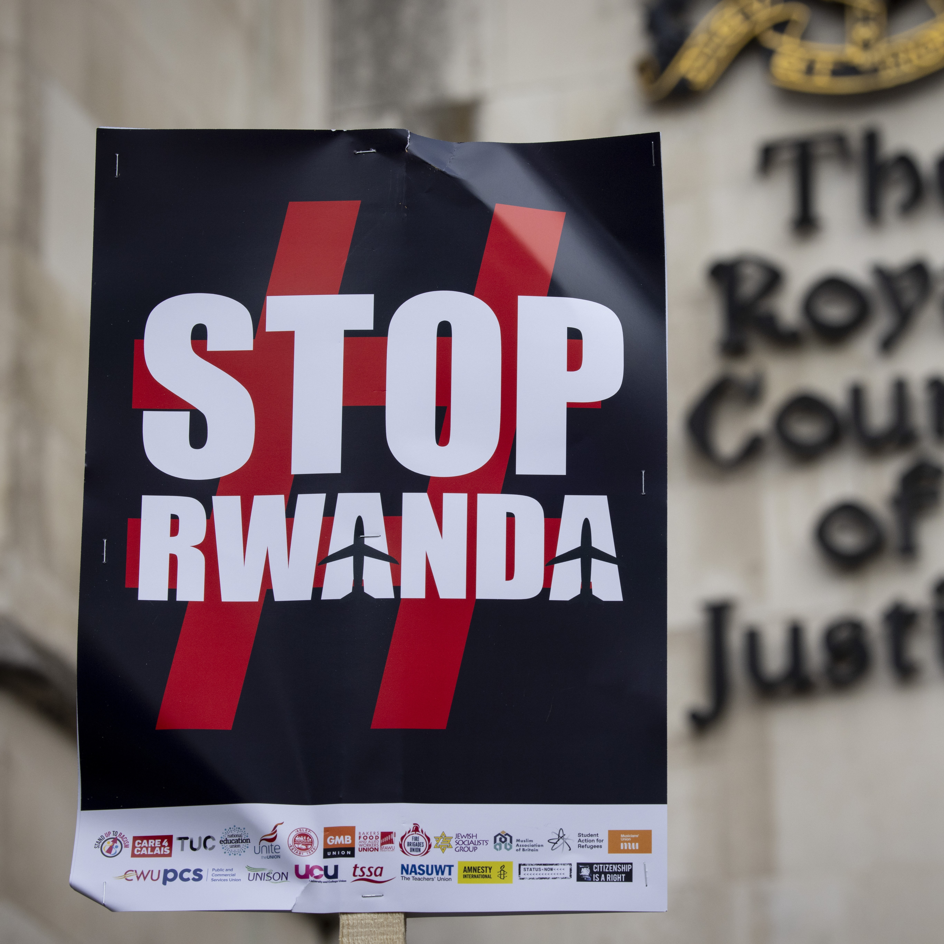 英国通过争议立法 将非法难民打包送往卢安达