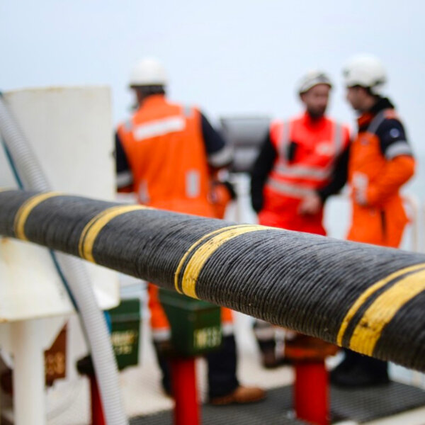 美中科技战在海底开撕 海底电缆成为拔河工具