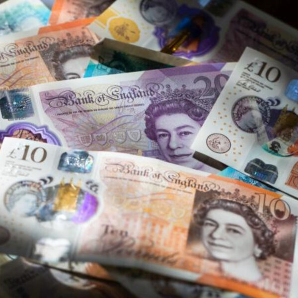 英国下猛药救经济 减税政策反酿英镑危机