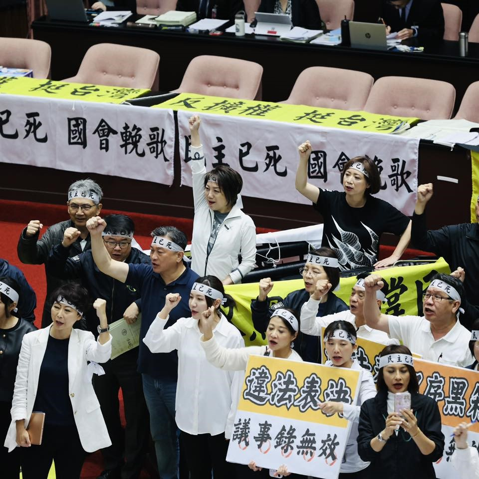 台湾国会改革风暴，十万民众街头抗议