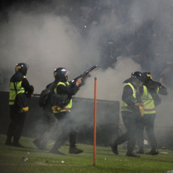印尼足球暴动 催泪弹引发悲剧