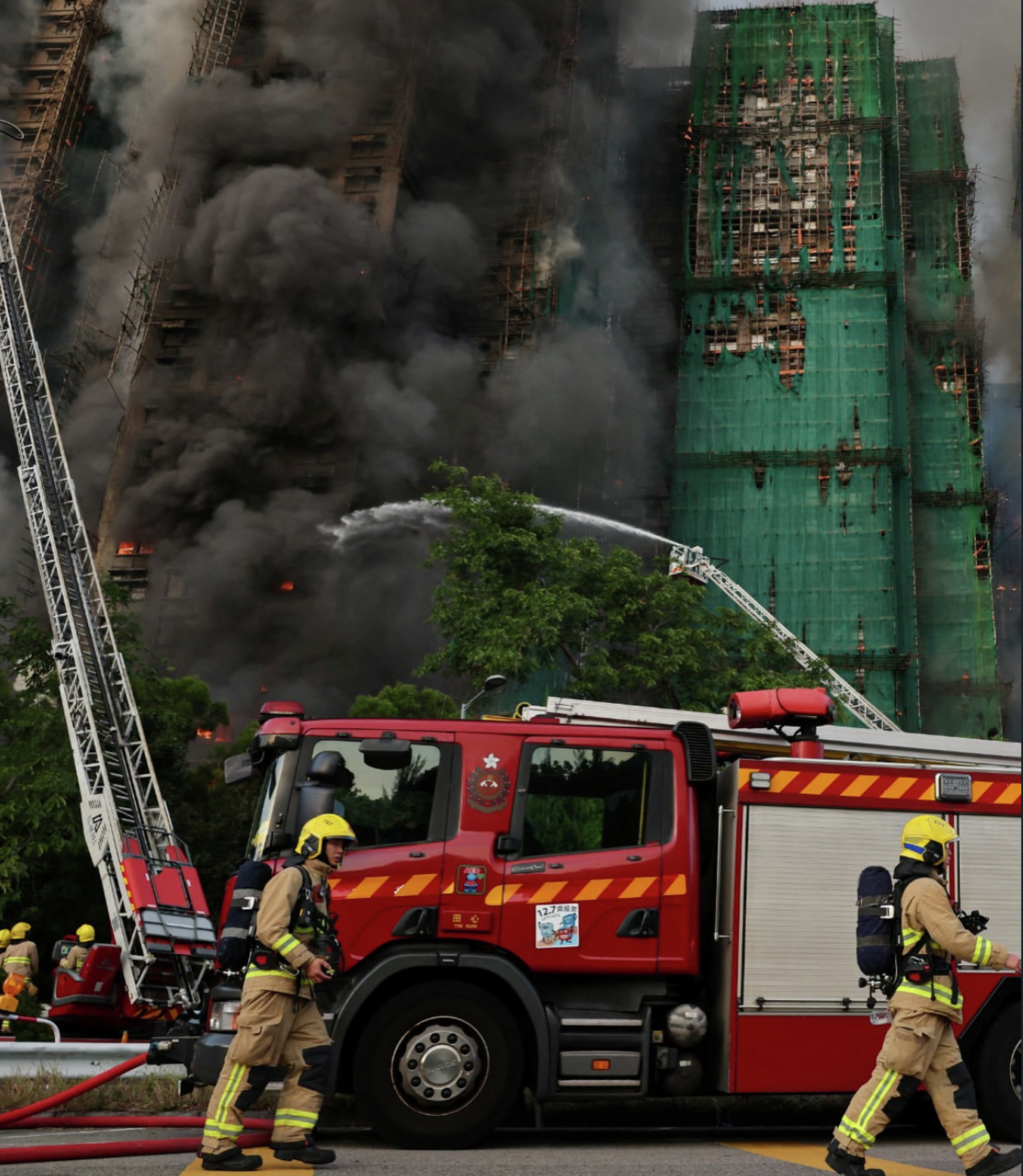 宏福苑大火，烧出香港建筑与治理的系统性崩坏