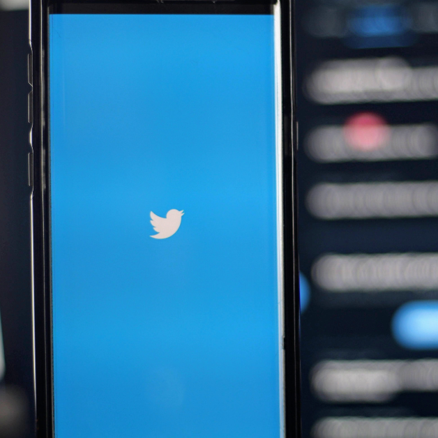 Govt Poll on Twitter Gets Thumbs Down
