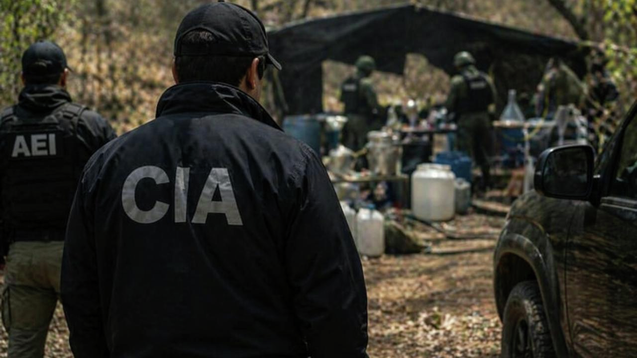 "Te garantizo que hay agentes de la CIA trabajando en todo México": Mike Vigil, ex agente de la DEA episode artwork