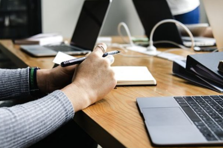 En gran medida las mujeres dudan mucho más de su trabajo que los hombres: Moy