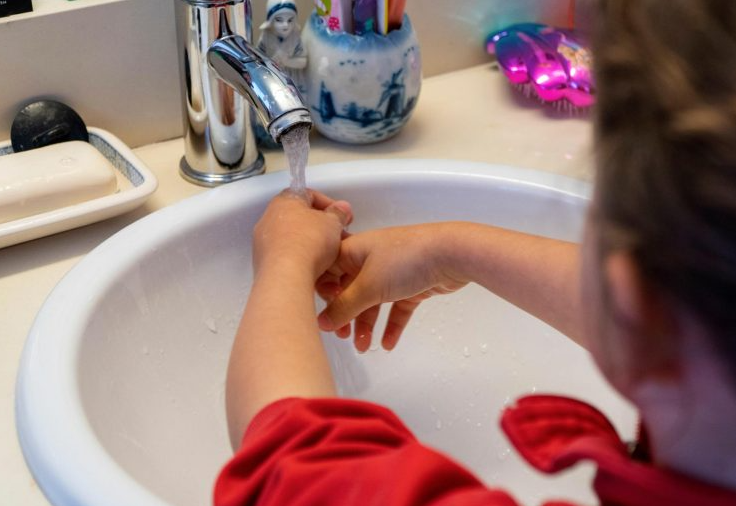 "Es una tragedia sin precedentes la contaminación de agua; sigue llegando alterada": Vecina