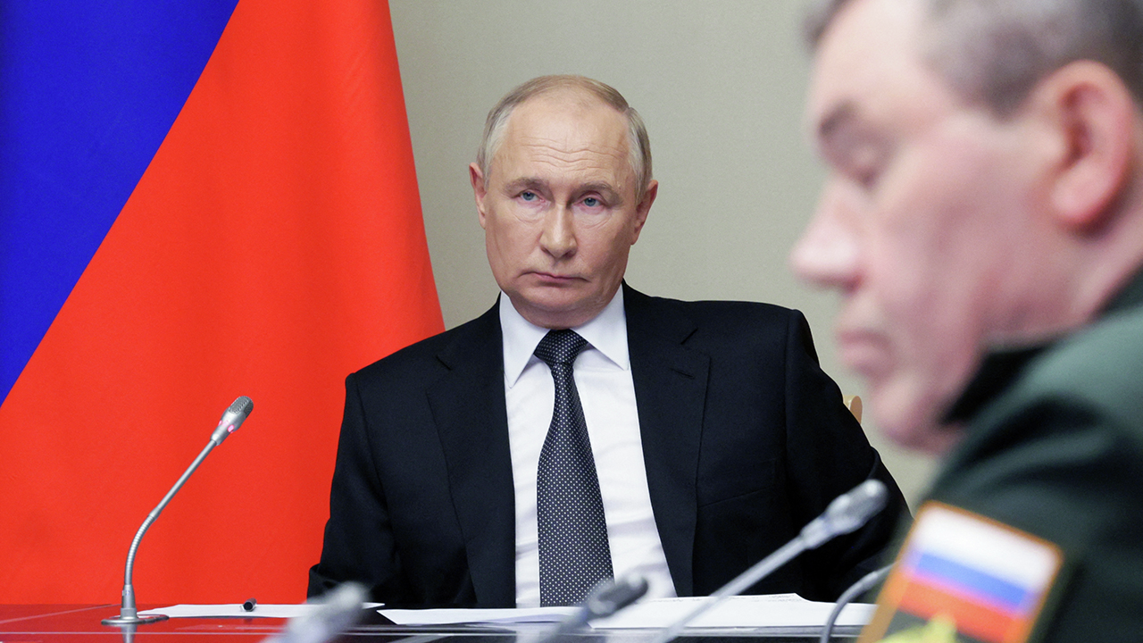 cover of episode Ukraine piles pressure on Putin