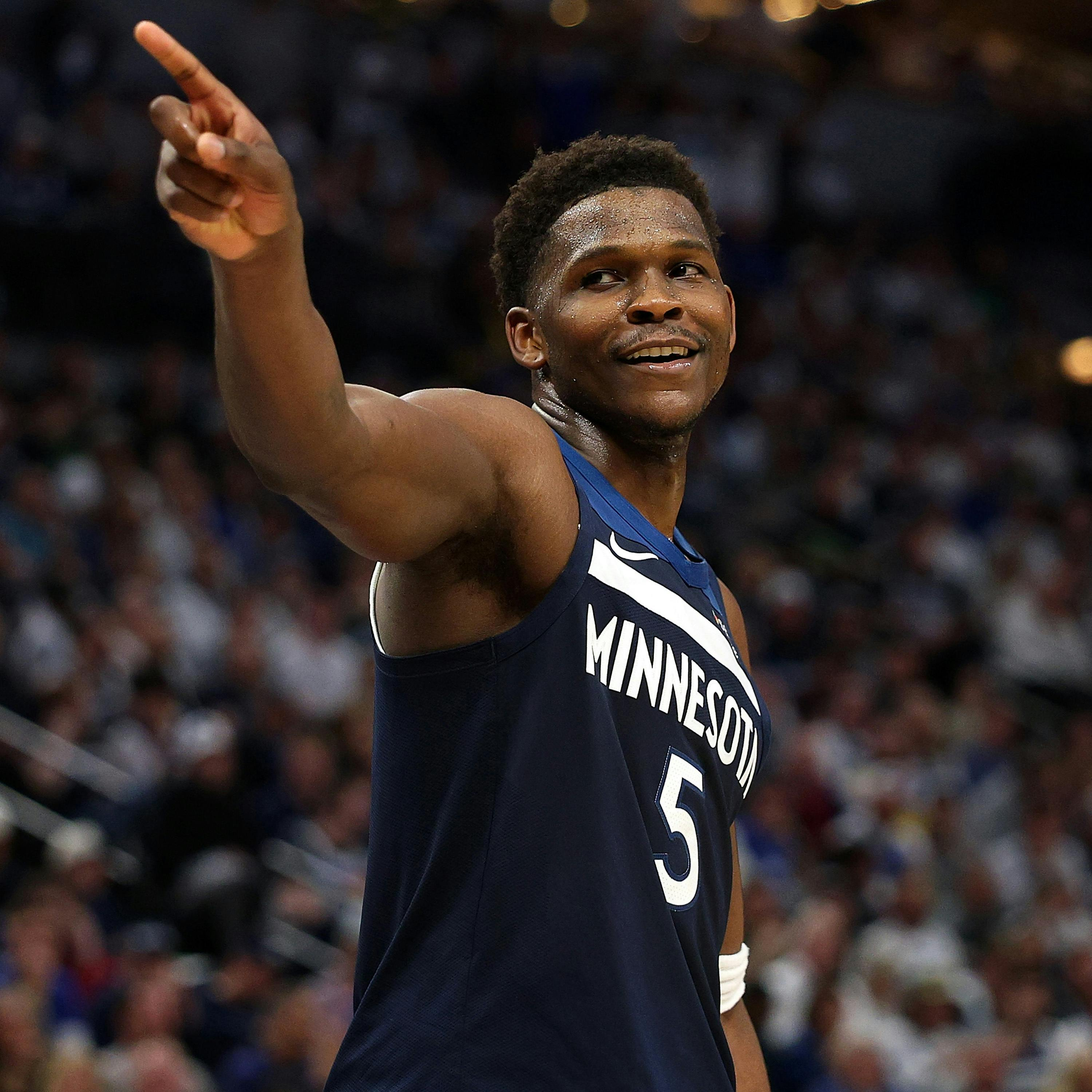 Weekend Shift | Ant Closes Game 3, Milwaukee's Gary Hours & Magic Stay Physical