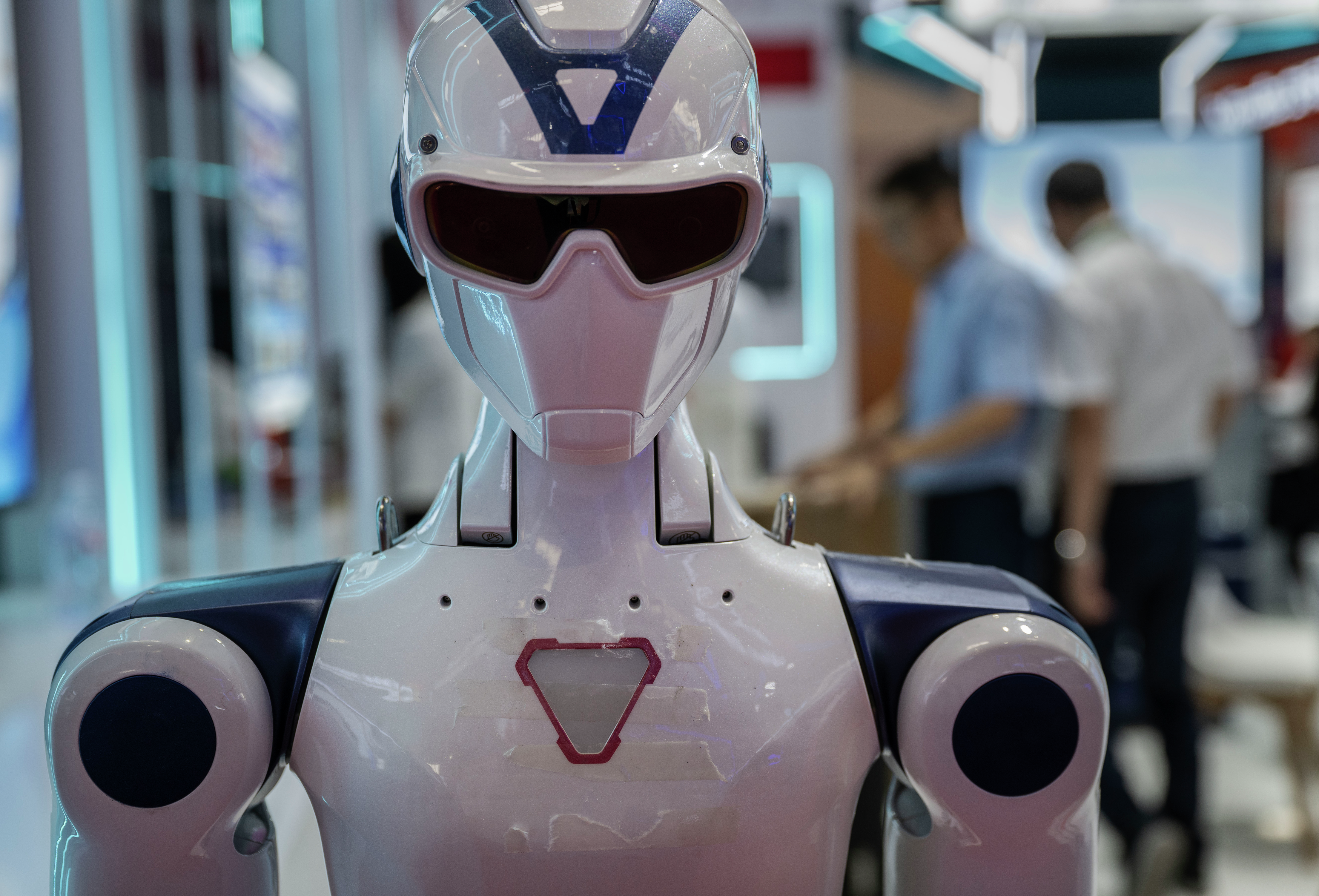 Robot Surgeon Makes History, Summer Entertainment For Kids & More! episode artwork