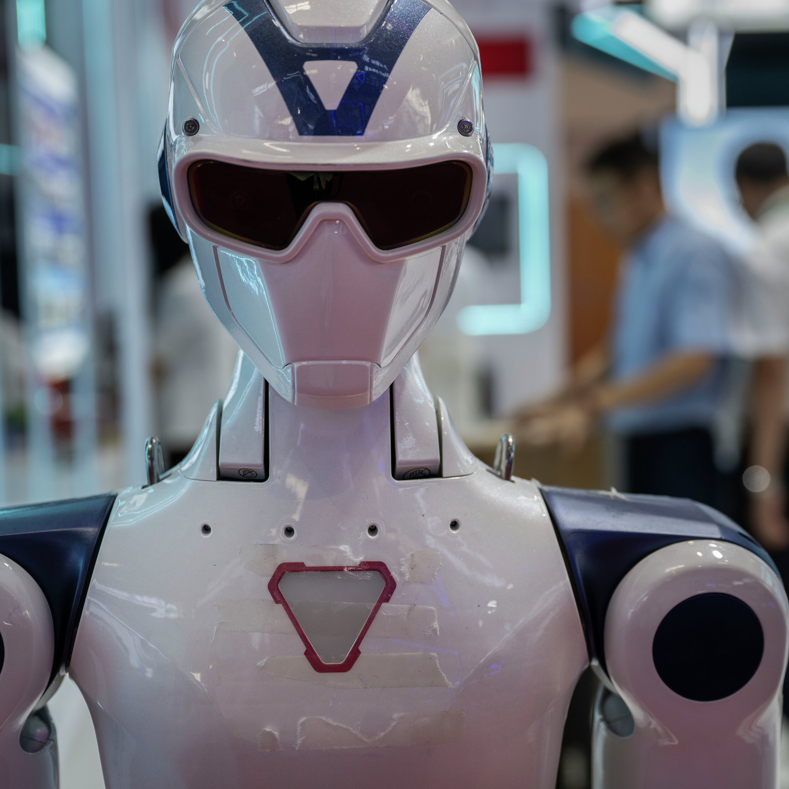 Robot Surgeon Makes History, Summer Entertainment For Kids & More! episode artwork