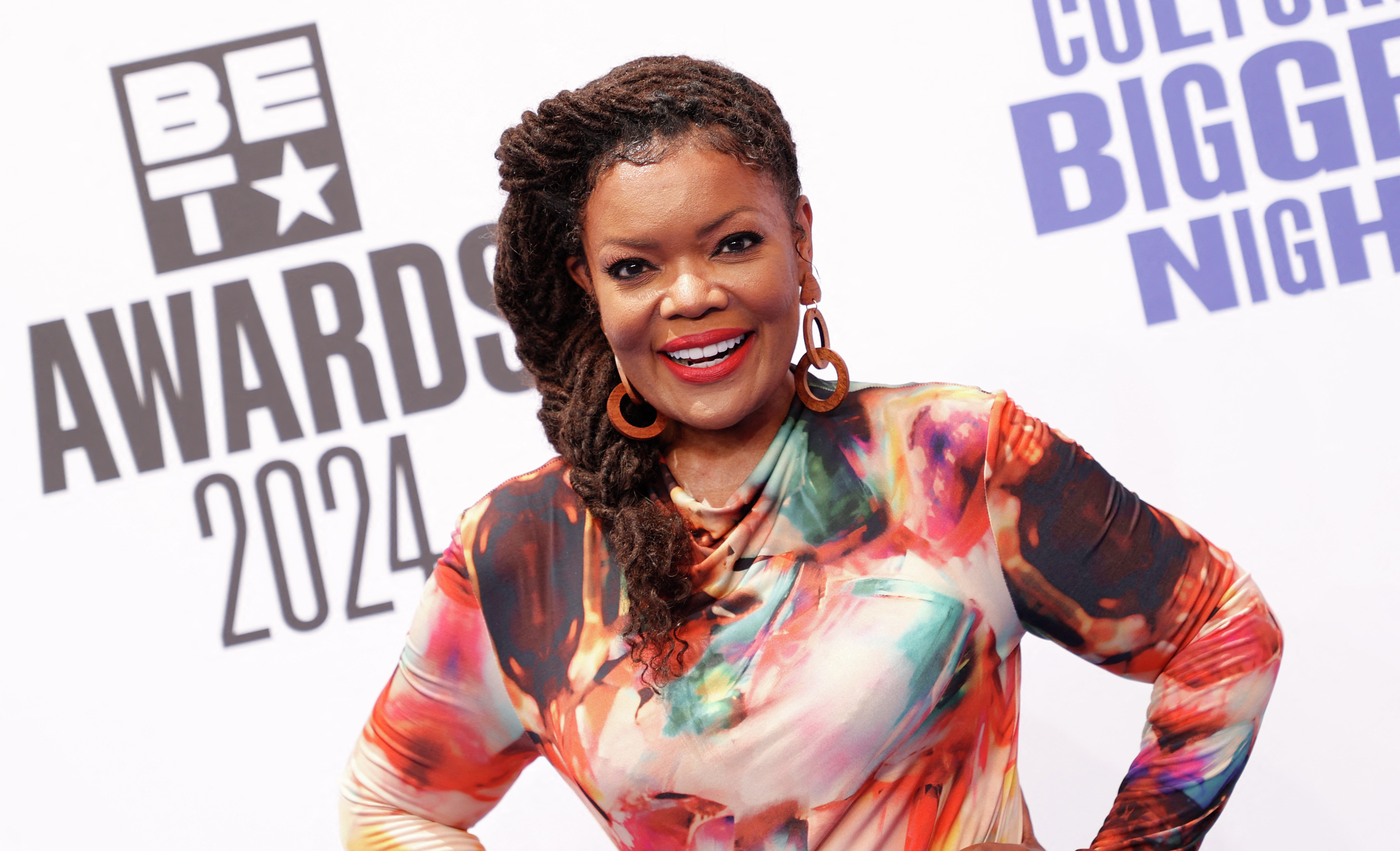 Yvette Nicole Brown Talks 'The Masked Singer', Tweet Stack & More! episode artwork