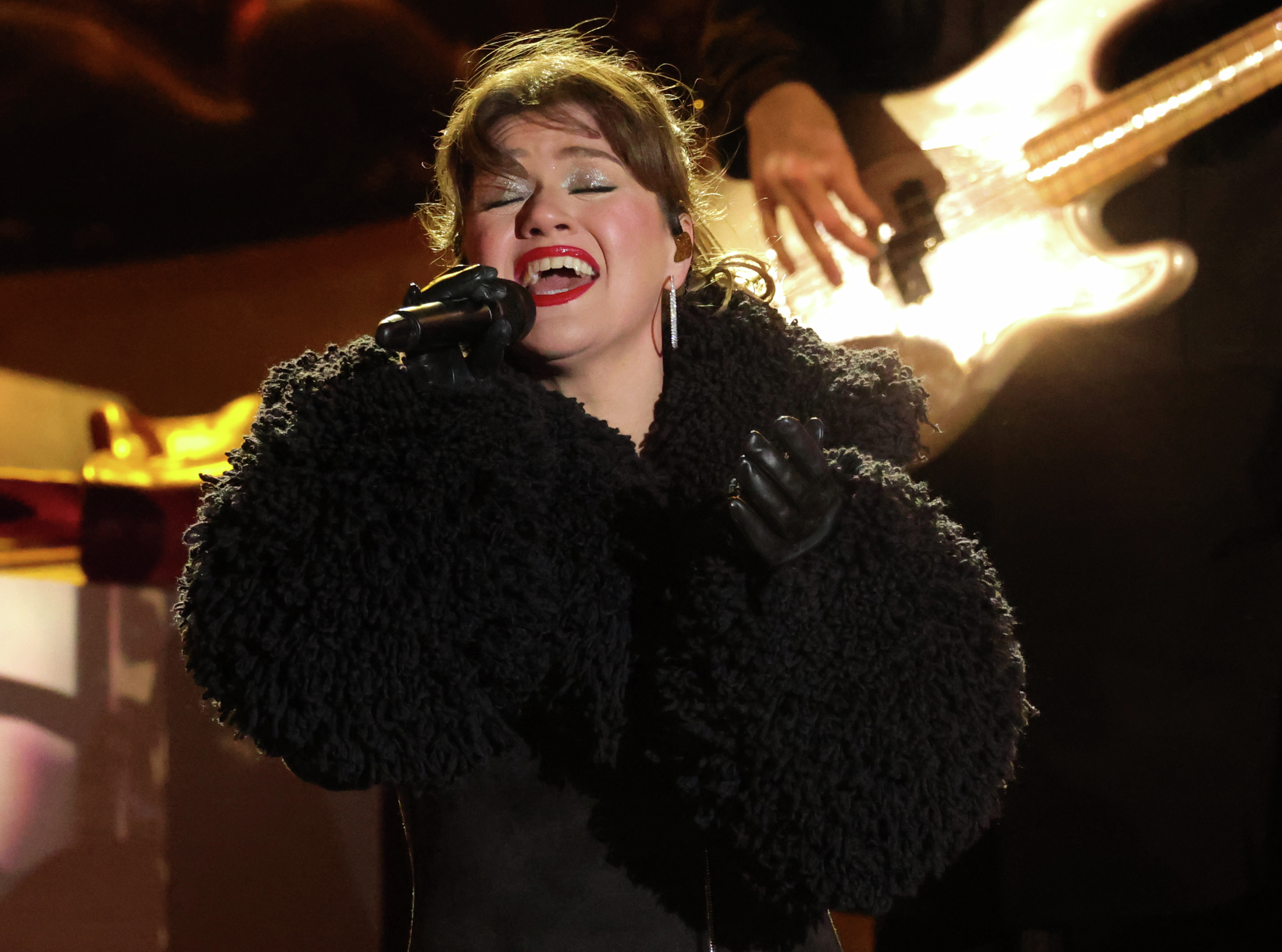 Kelly Clarkson Joins us to Talk Christmas, Mario's Random Gift Ideas & More episode artwork