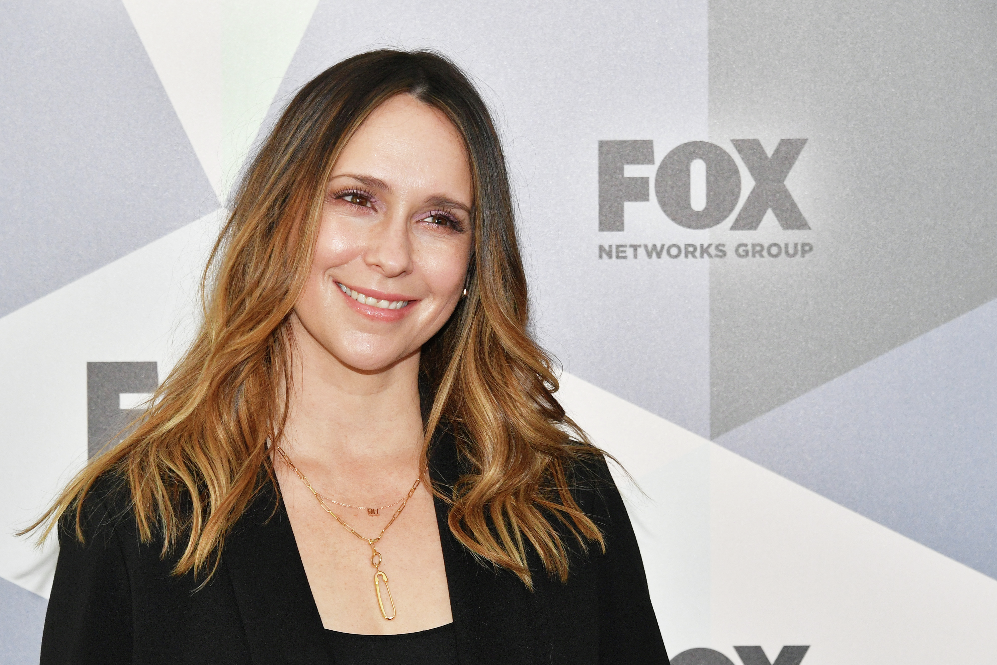Jennifer Love Hewitt Talks New Holiday Film, Mario's Big Weekend & More! episode artwork
