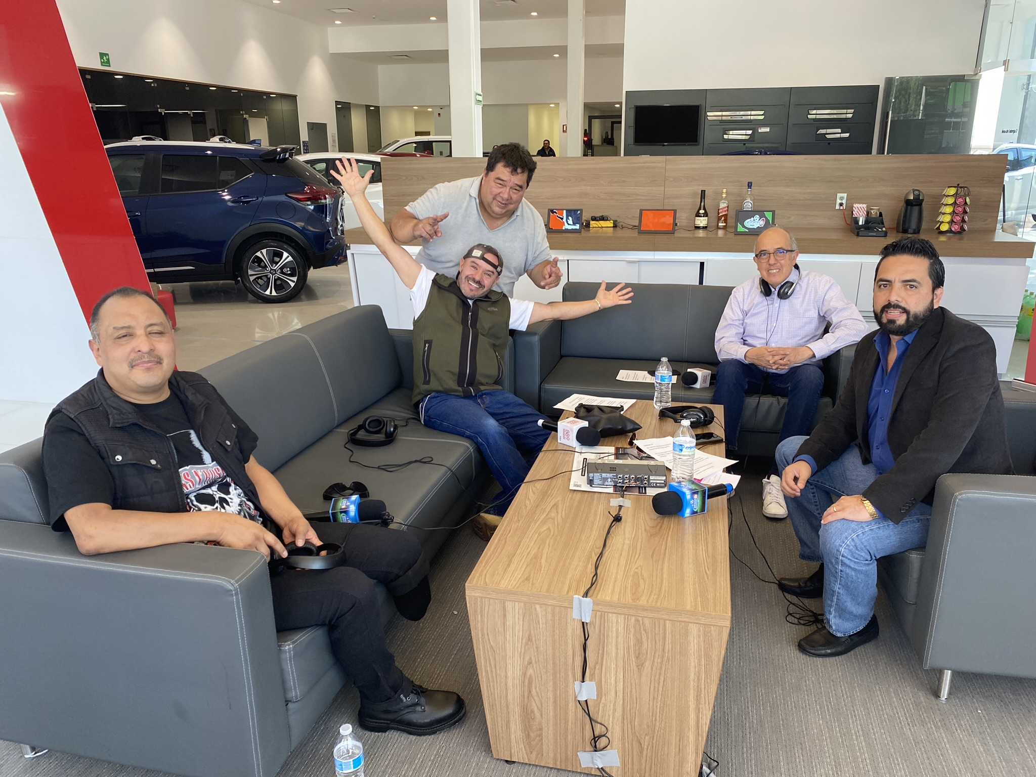 Echando desmadre "Cuanto por el carro"  en Espacio Deportivo de la Tarde 17 de noviembre 2023