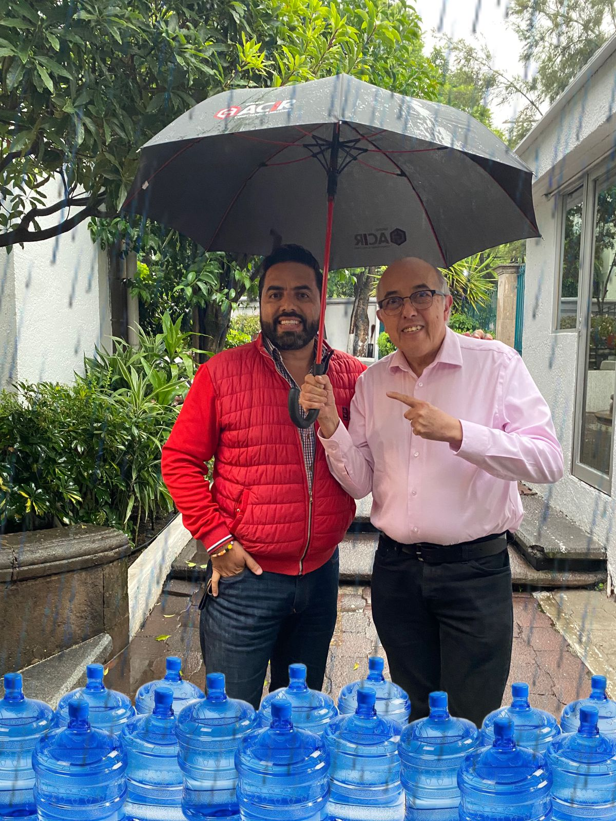 Alguien ya esta juntando agua de lluvia en Espacio Deportivo de la Tarde 31 de julio 2024