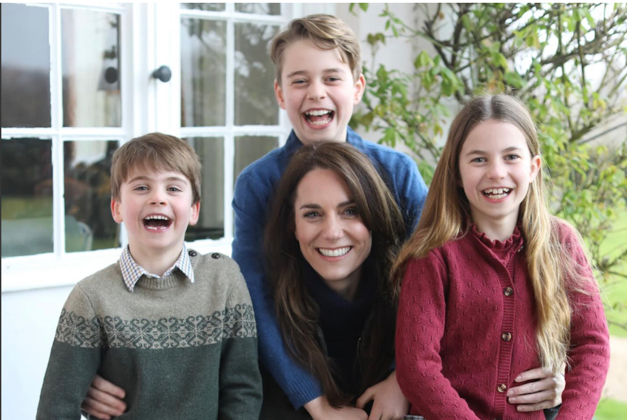 Kate Middleton Drama Has Now GONE TOO FAR... Royal Expert Weighs In episode artwork