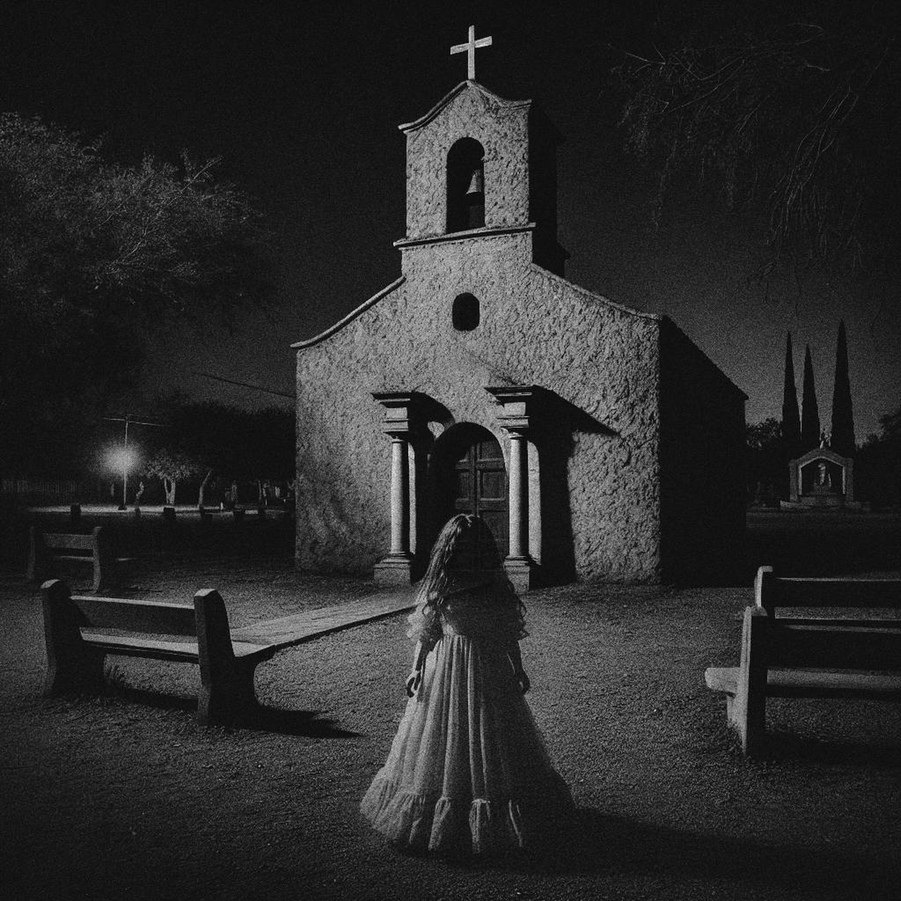 La macabra niña frente a la iglesia (historias de terror)
