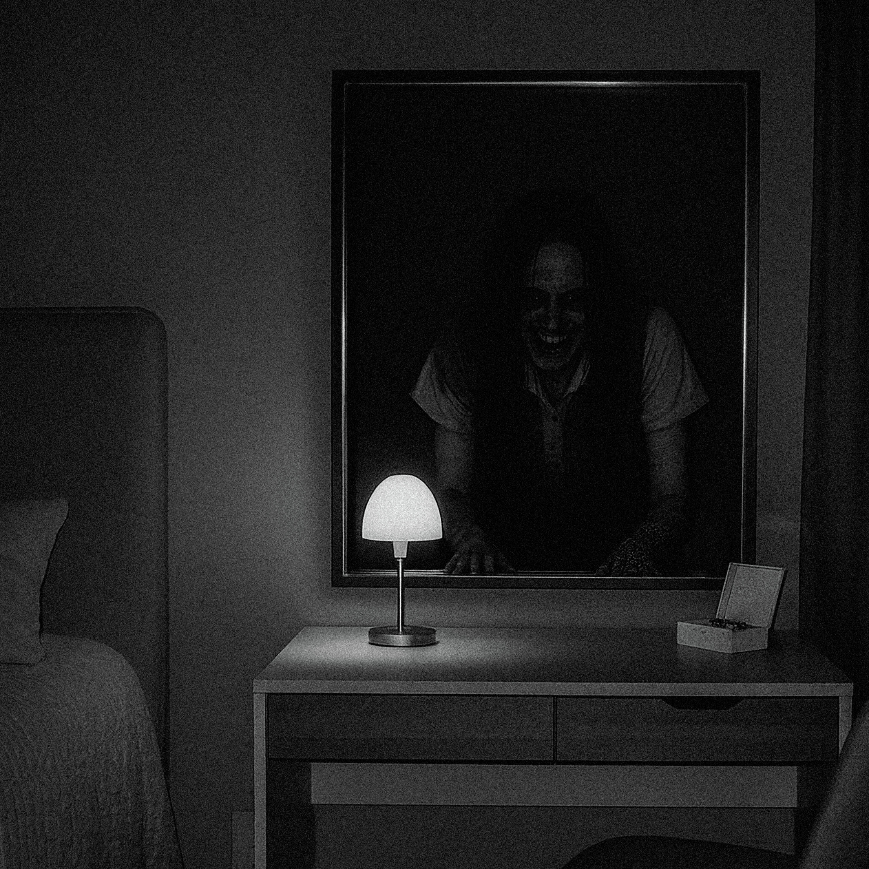 Algo acecha en mi espejo (historias de horror paranormal).