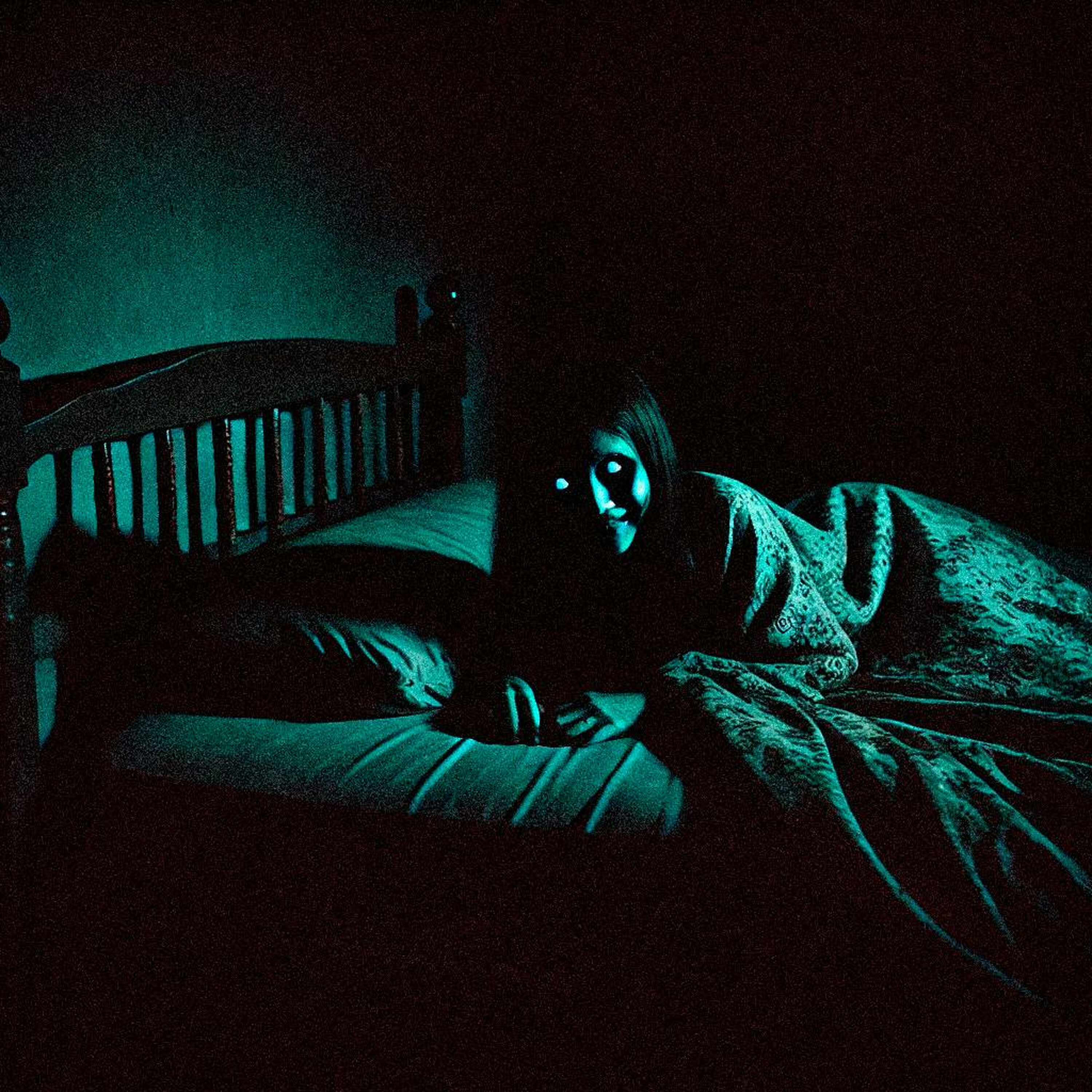 Algo se acuesta en la cama de mi hermana cuando ella no está (historias paranormales)